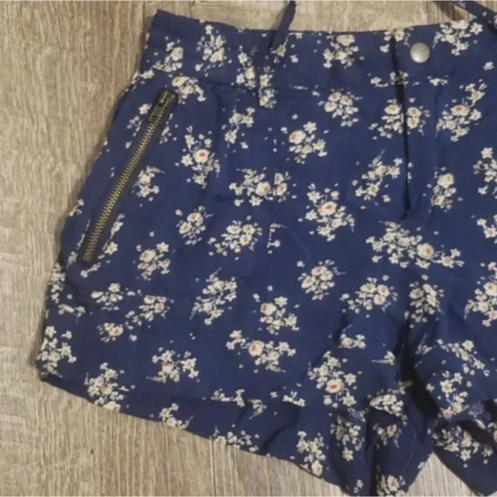 EUC Forever 21 Blue Floral Size 31 Shorts with Pockets Drawstring Waist - Picture 2 of 16